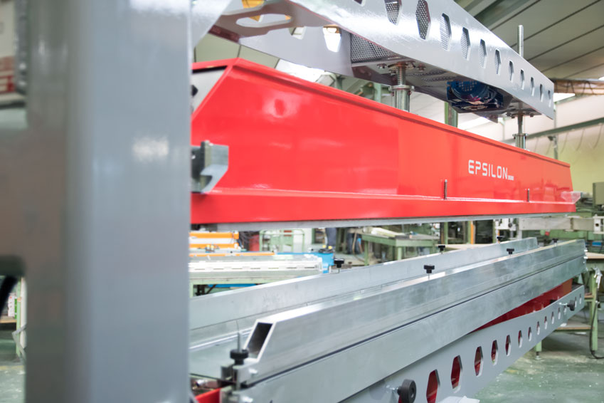 Support avec système d’ouverture assisté